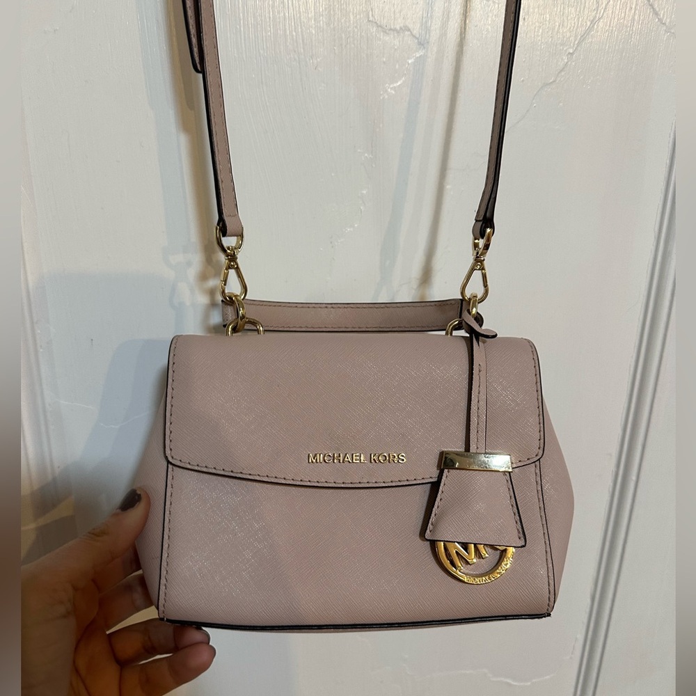 Adorable used Michael Kors purse with detachable strap